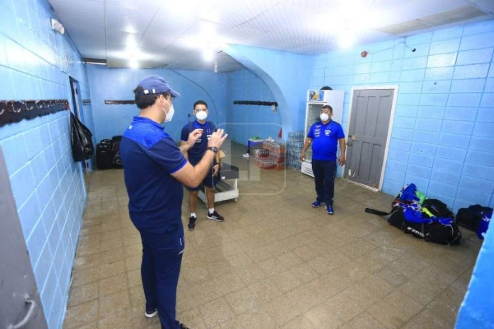 El cuerpo técnico y jugadores de la Sub-20 de Honduras mantuvo la distancia a la hora de las instrucciones.