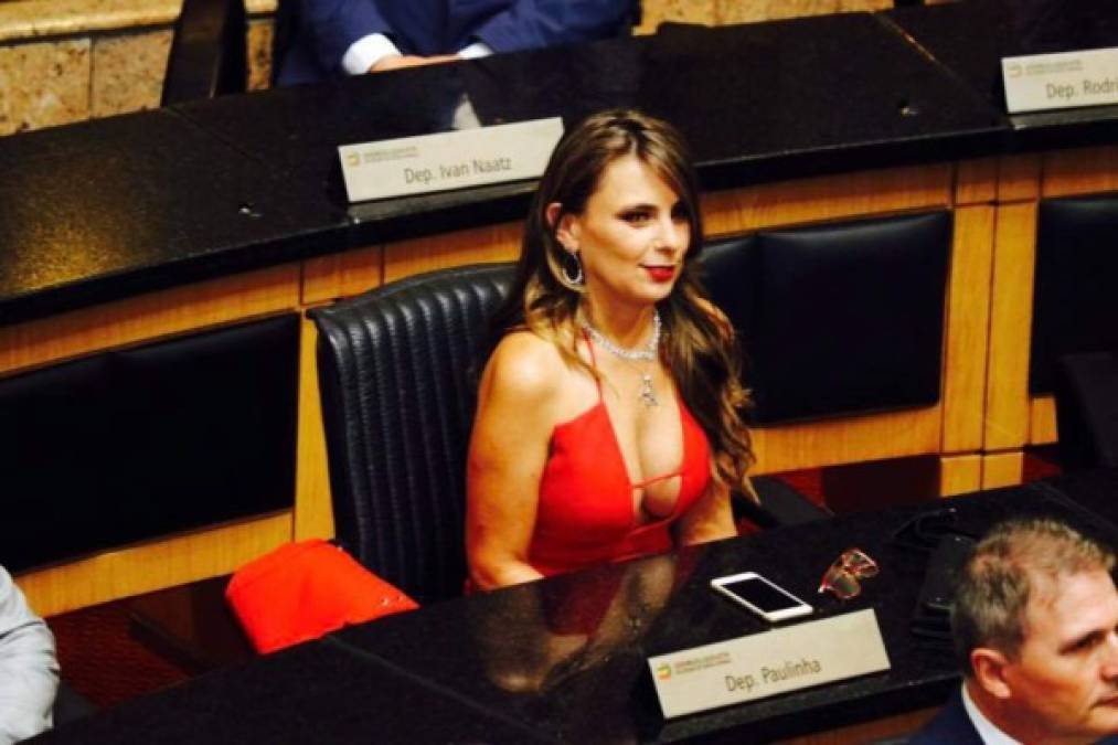 Tras su juramentación, Paulinha decidió quitarse la chaqueta provocando más críticas de sus compañeros legisladores.