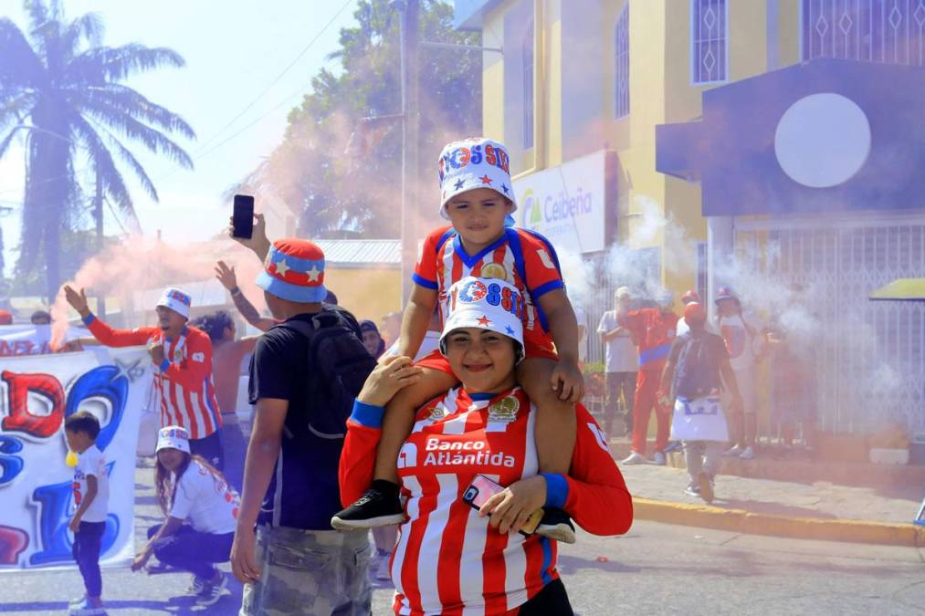 Pequeños y grandes disfrutaron del ambiente previo al inicio del partido Victoria-Olimpia.