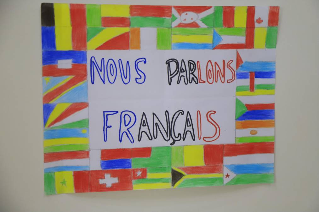 Arte muestra diferentes banderas de varios países en referencia de la hermandad con la hermana república de Francia.