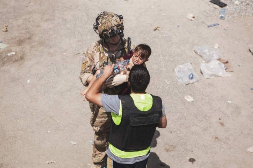 Cientos de niños y bebés han sido rescatados desde varios días desde que los talibanes tomaron el control de Afganistán.