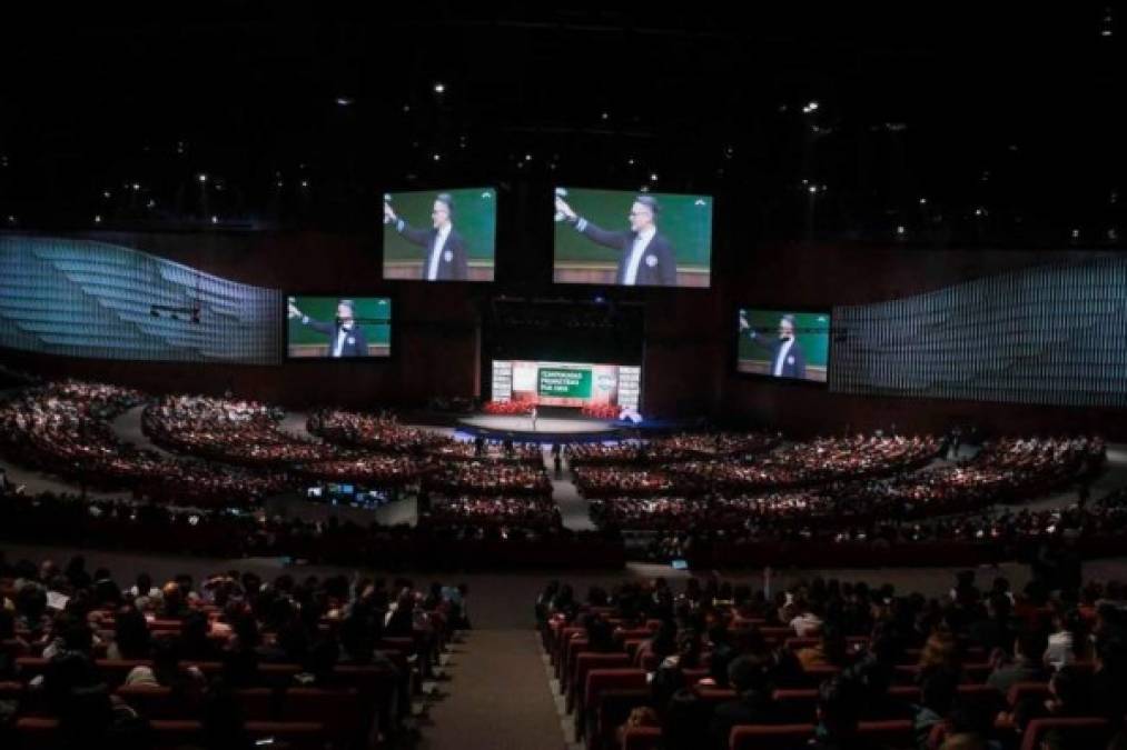 En el salón hay cuatro pantallas donde aparecen las prédicas del líder de la iglesia, Cash Luna.