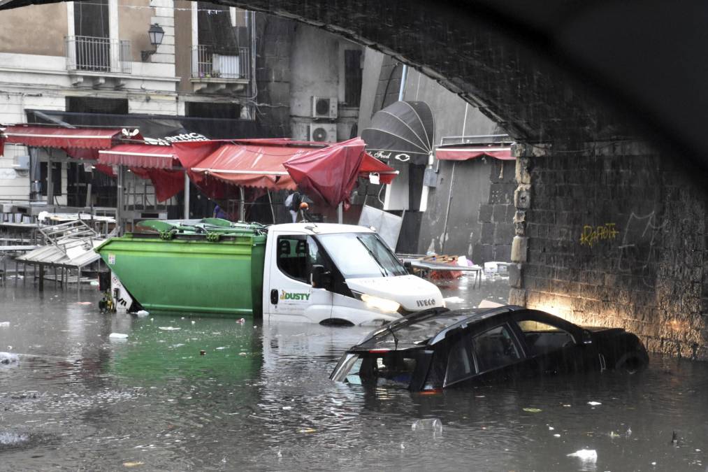 El aguacero provocó también graves inundaciones en la ciudad, con sus calles convertidas en auténticos ríos, así como la plaza del Duomo, la emblemática Via Etnea, o el histórico mercado Pescheria.