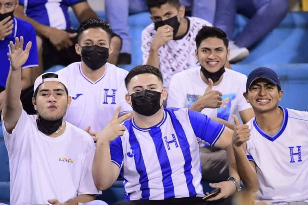 Un grupo de amigos, felices de estar en el estadio Olímpico.