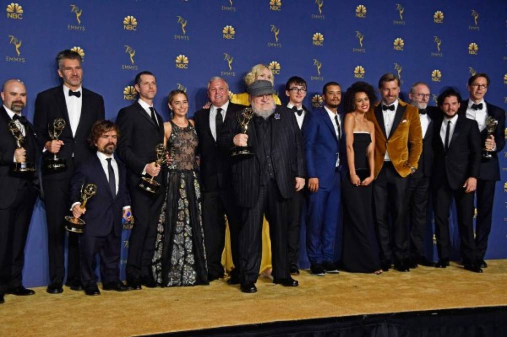 - El Emmy se sienta en el trono de hierro <br/>Game of Thrones ganó su tercer Emmy a mejor serie de drama antes de presentar su última temporada.<br/><br/>En total la serie de HBO se llevó 9 Emmys este año que se suman a los 38 que ha ganado desde que salió por primera vez al aire en 2011. <br/>
