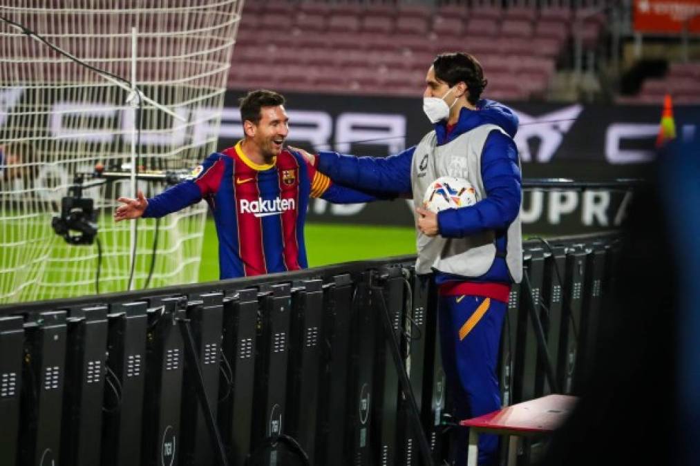 Messi y su buen gesto. El argentino celebró su segundo gol con un recogepelotas que se mostró muy feliz festejando con el '10' culé.