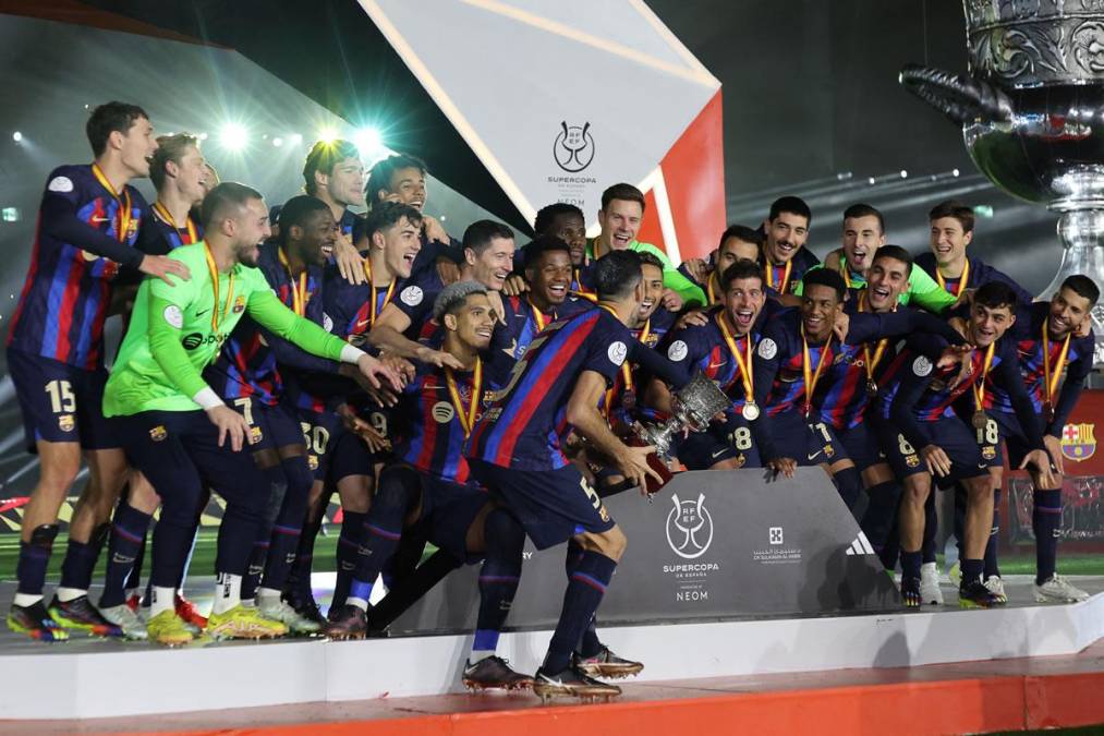 Los jugadores del Barcelona celebrando con el trofeo de campeones de la Supercopa de España.