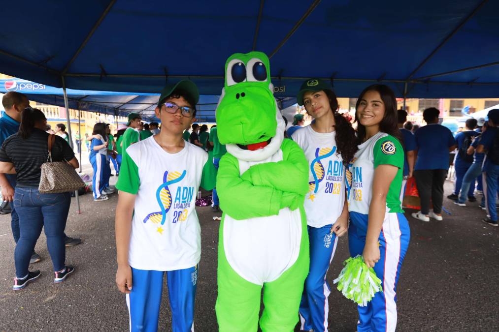 Daniel Argueta, botarga de Yoshi, Ruth Hernández y Elena Oliva.