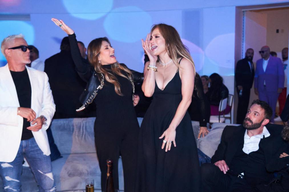 Jennifer Lopez lució sobria y elegante con un vestido negro de la firma Chanel. 