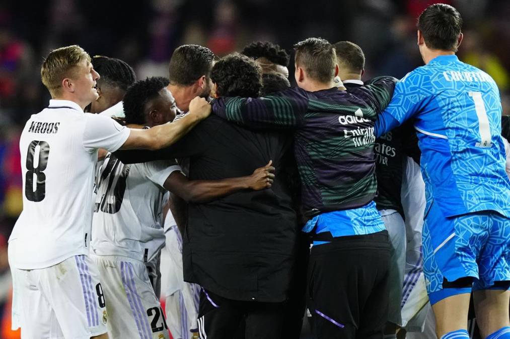 La celebración de los jugadores del Real Madrid en la cancha del Spotify Camp Nou tras el final del partido.