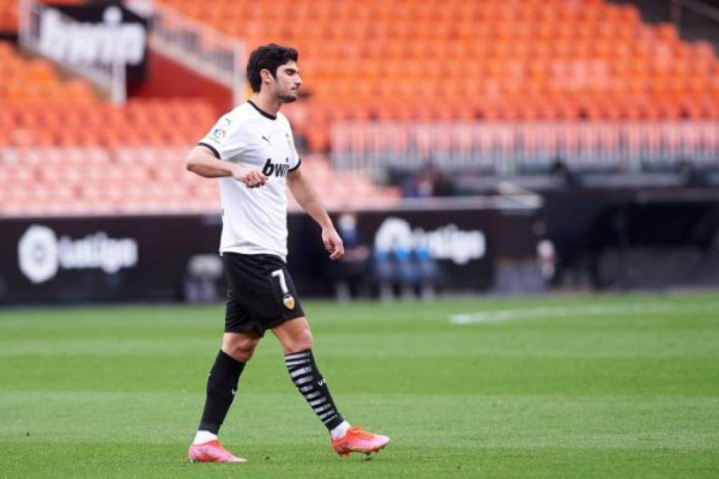 Goncalo Guedes saldría del Valencia por no menos de 30 millones de euros. El Sevilla estaría dispuesto a desembolsar 20. Ahora aparece en escena la Fiorentina, pero se quedaría, también, lejos. El portugués no ha mostrado el mejor nivel con los naranjeros.