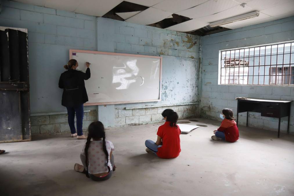 Pinturas Protecto donó pintura y Durman dio dos tanques de agua con sus motores para que el flujo de agua, sin presión en la zona por falta de contadores, no falte para los niños y jóvenes que cursan del primero a noveno grado en esta institución.Ángel Payán, presidente del Colegio de Arquitectos de Honduras Capítulo Norte, fue un enlace clave para lograr estas donaciones.Foto tomada antes de la restauración.