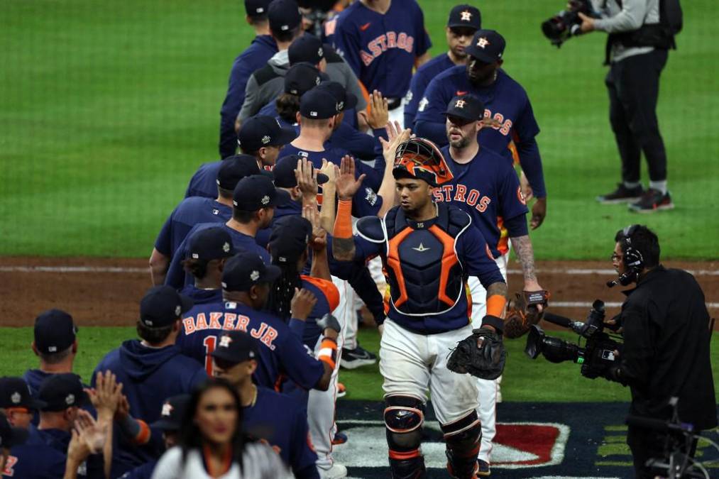 Los Astros disputan su cuarta Serie Mundial en seis temporadas y buscan su primer título desde 2017, mientras que los Filis se metieron a los playoffs tras 11 años de ausencia para buscar su primera corona desde 2008, cuando vencieron a los Rays de Tampa Bay.