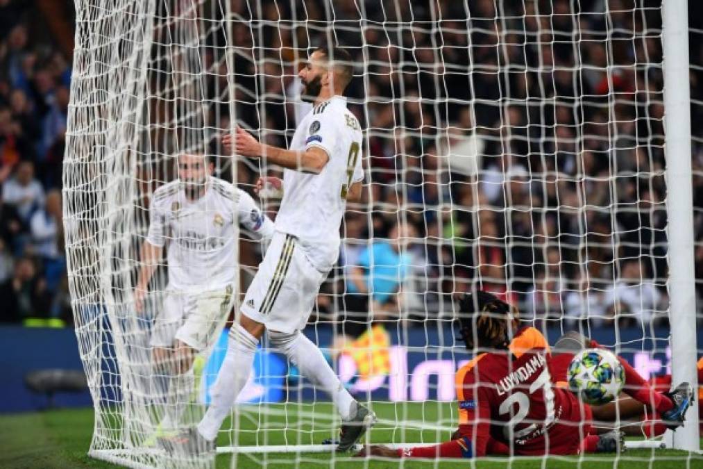 Benzema dentro de la portería del Galatasaray luego de hacer el 5-0.