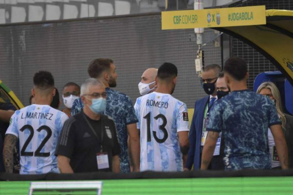 Los futbolistas argentinos se retiraron del campo tras el papelón de las autoridades sanitarias de Brasil.