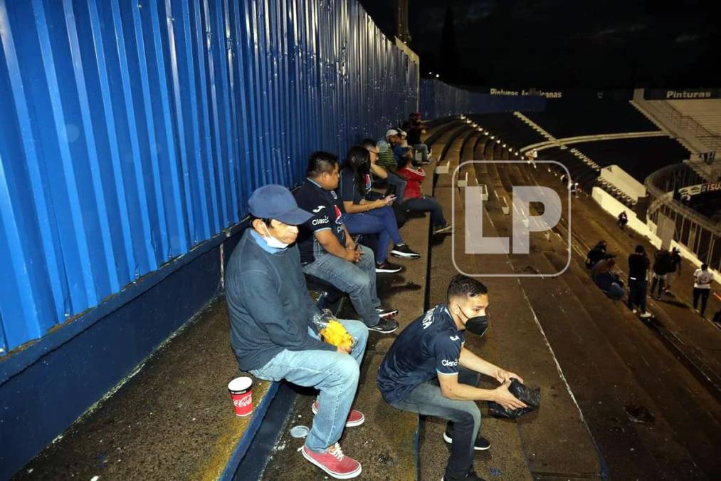 El peligro en el estadio Nacional luego de que la Conapid habilitara el sector de populares para el ingreso de más aficionados, graderías que estaban cerradas con unas láminas debido a las enormes grietas que tienen.