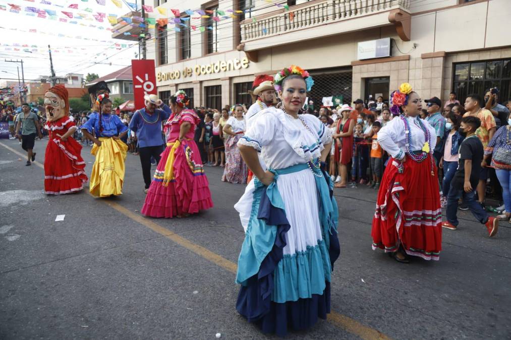 El espectáculo lo continuó con el desfile de 30 carrozas y comparsas en las que viajaban autoridades del municipio como Bader Dip, alcalde de la ciudad, su esposa Nilia Romero junto al mariscal de la ciudad, el cantautor Moisés Canelo.