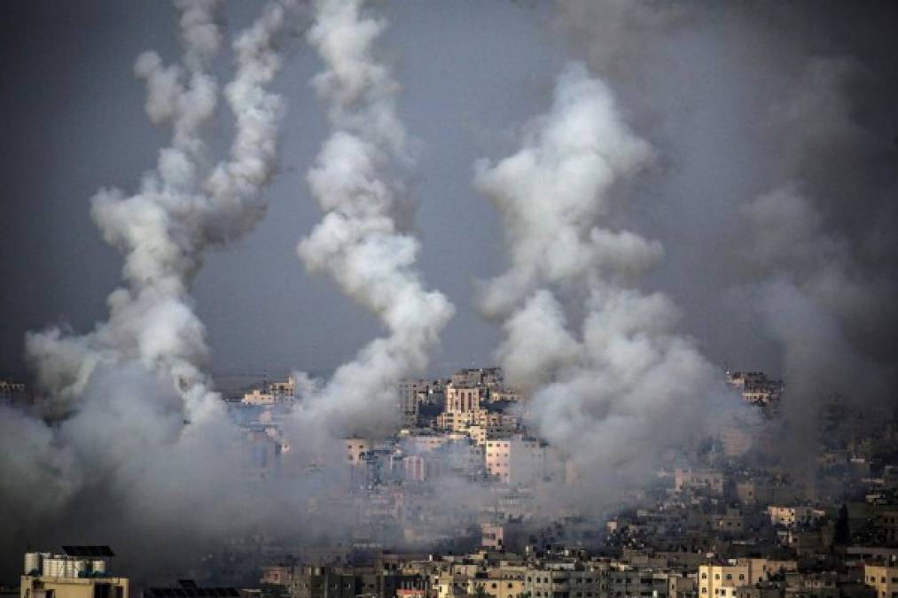 Esta escalada de tensión tiene lugar en el cuarto día de enfrentamientos entre palestinos y fuerzas de seguridad israelíes en Jerusalén Este, sector palestino de la ciudad ilegalmente ocupado y anexionado por Israel.