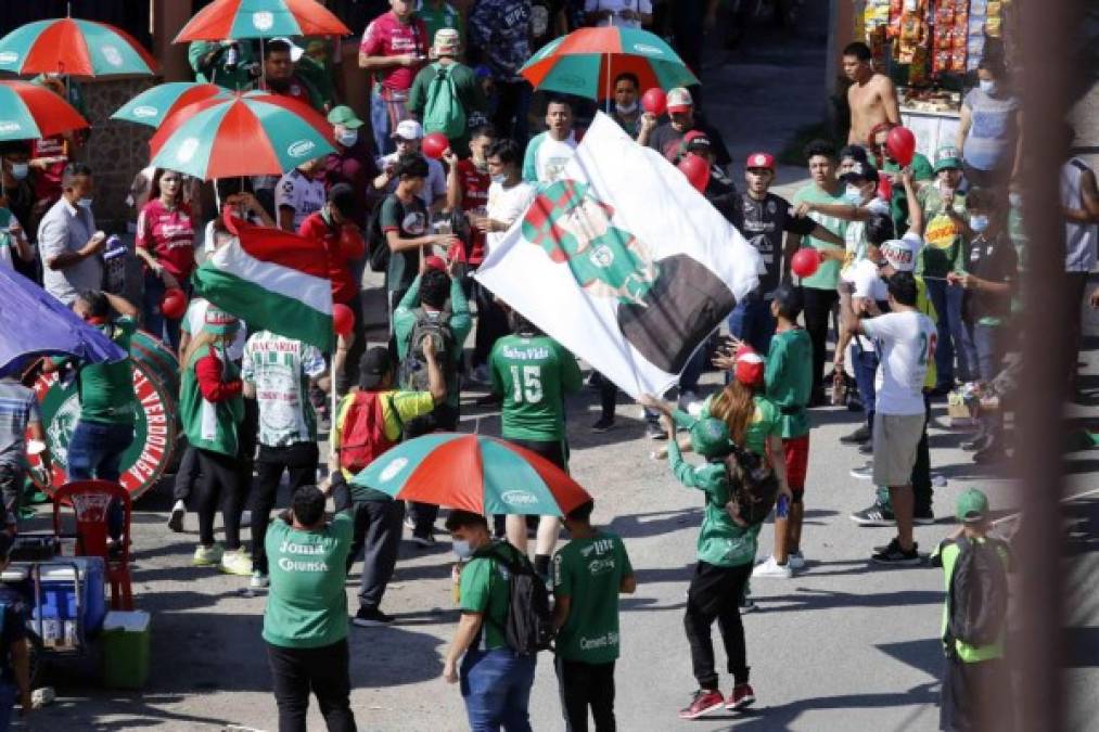 Aficionados del Marathón llegaron a las afueras del estadio Yankel Rosenthal para alentar a su equipo previo al clásico.