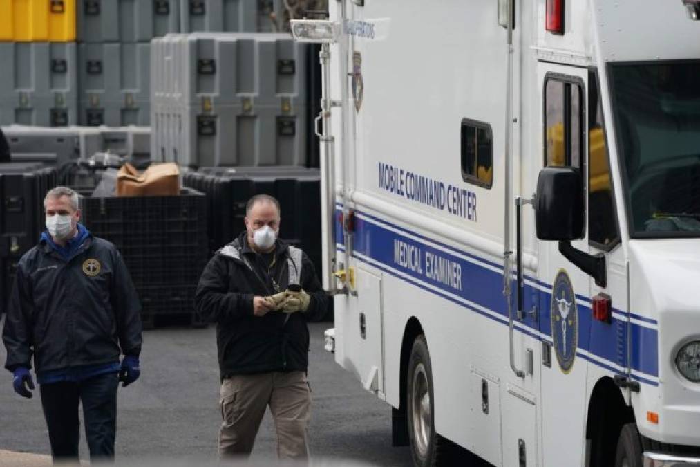 Las autoridades ordenaron levantar una morgue de emergencia en las inmediaciones del Hospital Bellevue de Manhattan, para gestionar el posible aumento en el número de muertes por COVID-19, que ya deja 280 decesos y más de 30,000 contagios en todo el estado.