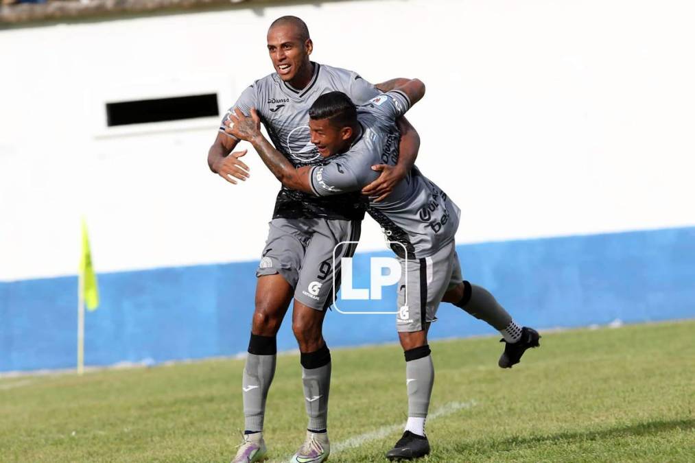 Eddie Hernández celebrando su gol con Iván López.