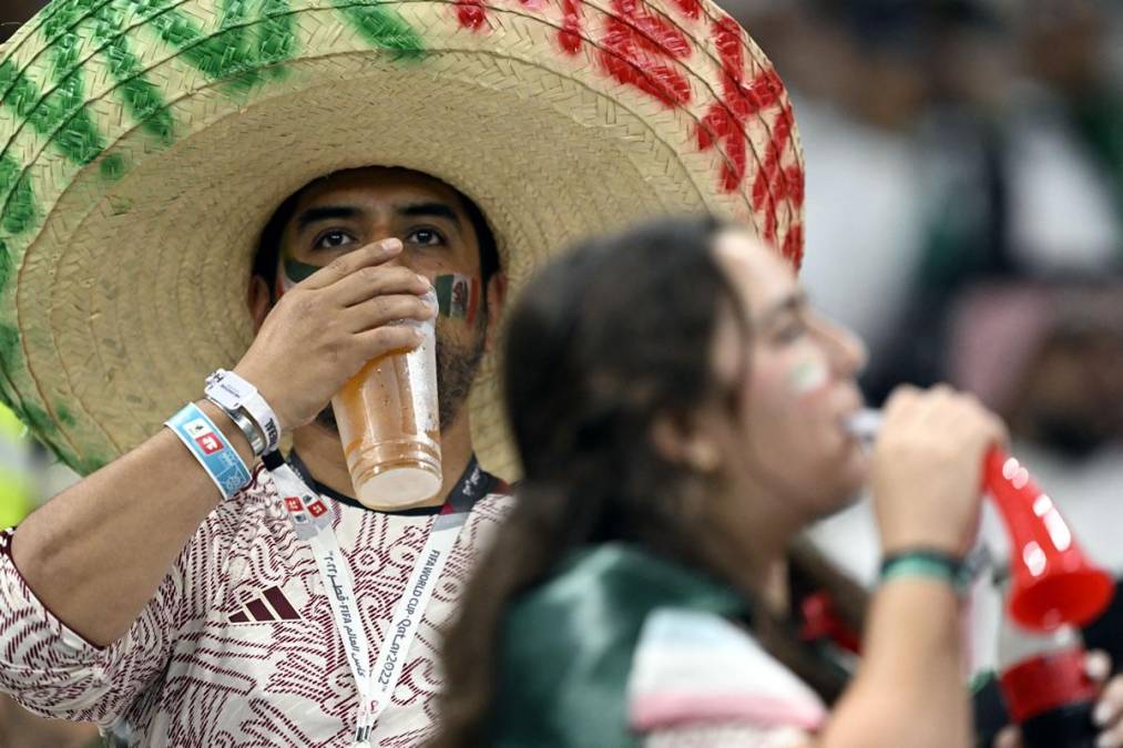 Algunos aficionados mexicanos lograron introducir cervezas al estadio Lusail de Doha, algo que está prohibido.