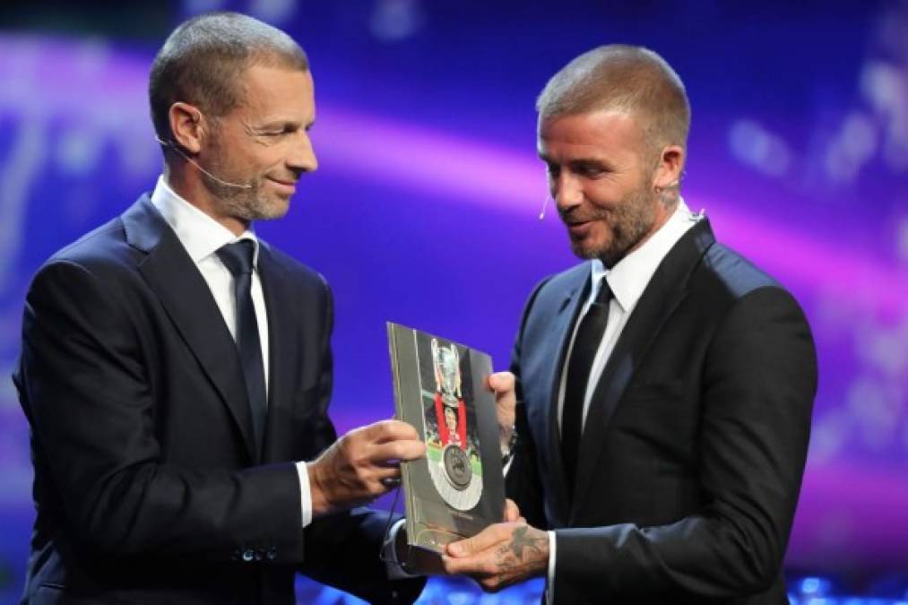 David Beckham recibe del presidente de la UEFA, Aleksander Ceferin, el Premio Presidente de la UEFA. Foto AFP