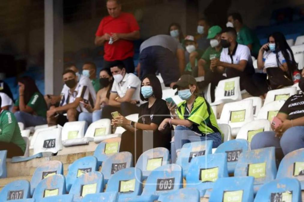 Aficionados en el sector de silla del estadio Morazán.