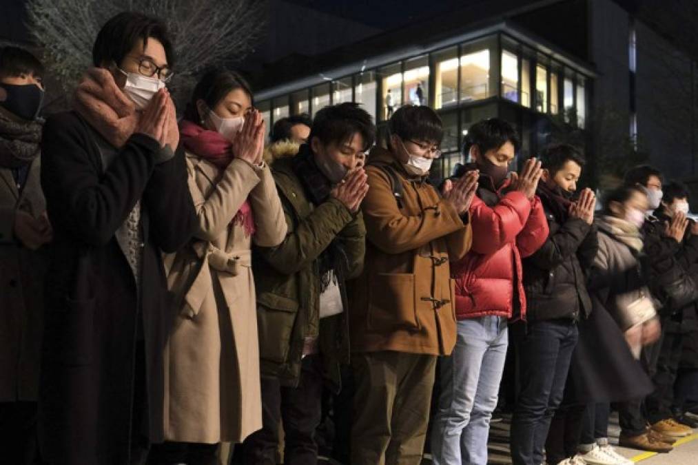 <br/>La gente visita el Santuario Kanda Myojin para ofrecer oraciones de Año Nuevo en Tokio el 1 de enero de 2021.<br/>Kazuhiro NOGI / AFP