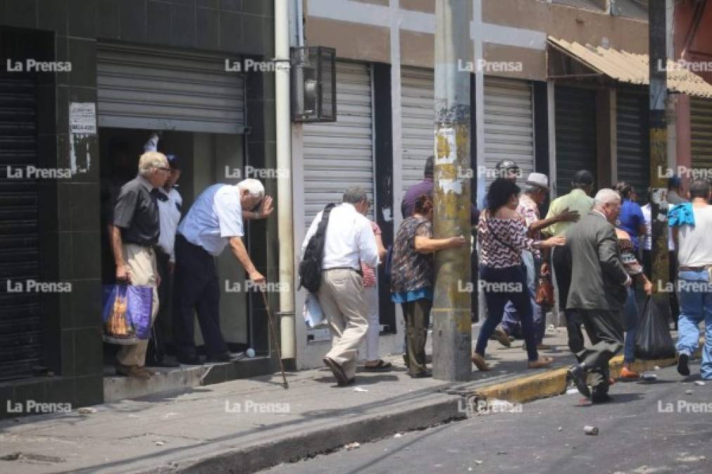 El centro de la capital, cuyos accesos amanecieron hoy cerrados y acordonados por las fuerzas del orden, se convirtió en una batalla campal entre los manifestantes que querían protestar frente a la sede del Parlamento hondureño.<br/><br/>Algunos de los manifestantes lanzaron piedras a los uniformados.