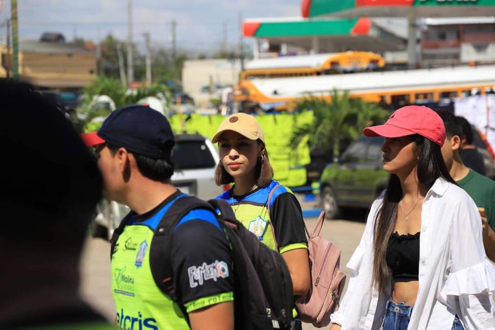 Bellas chicas se hicieron presente en el estadio Juan Ramón Brevé Vargas.