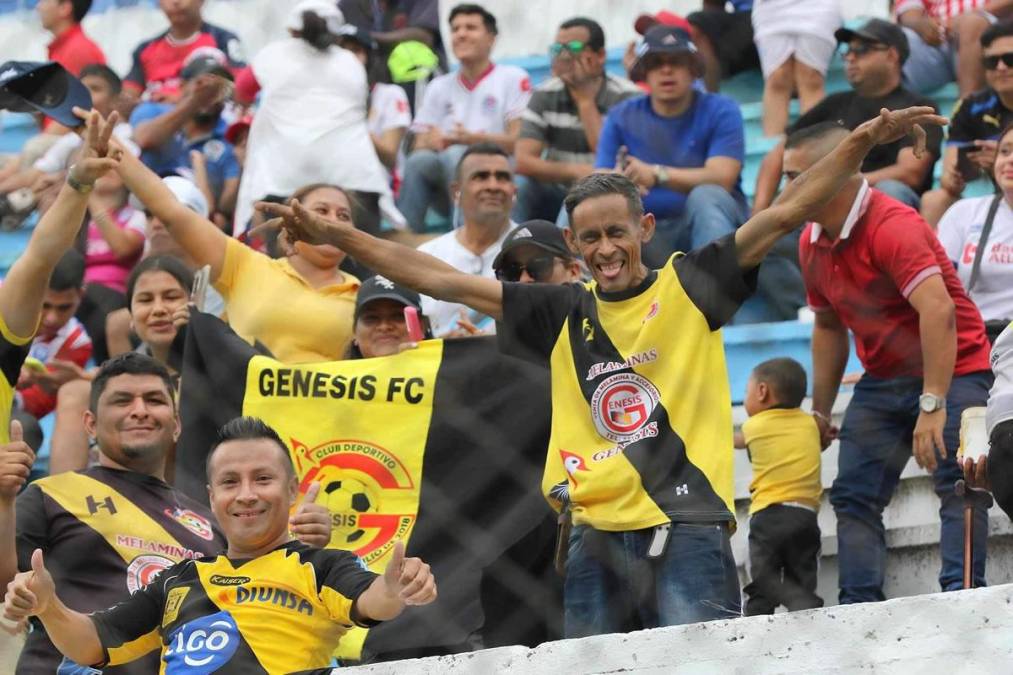 Aficionados del Génesis también se hicieron presentes en el estadio Nacional Chelato Uclés.