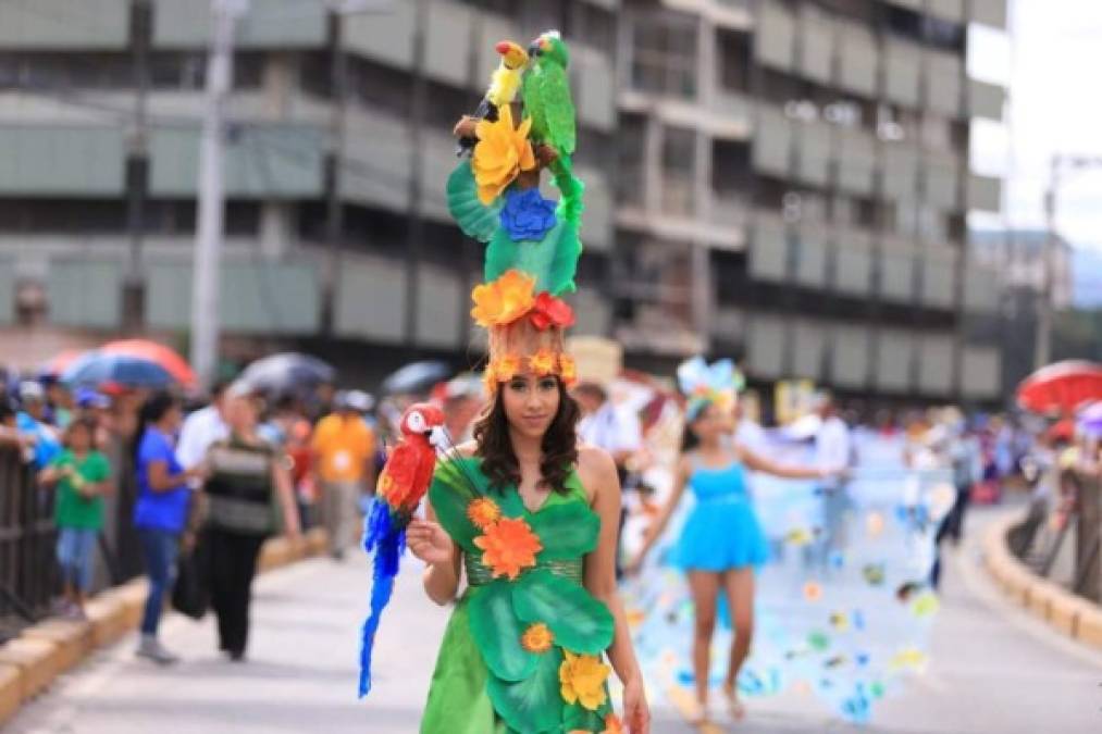 Esta hermosa hondureña lució un hermosos vestido, en su mano carga el ave nacional hondureña, la guara roja.