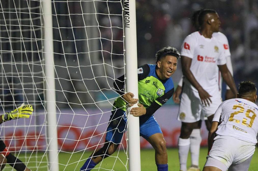 La felicidad de Henry Gómez tras anotar el empate del Olancho FC 2-2 contra el Olimpia.