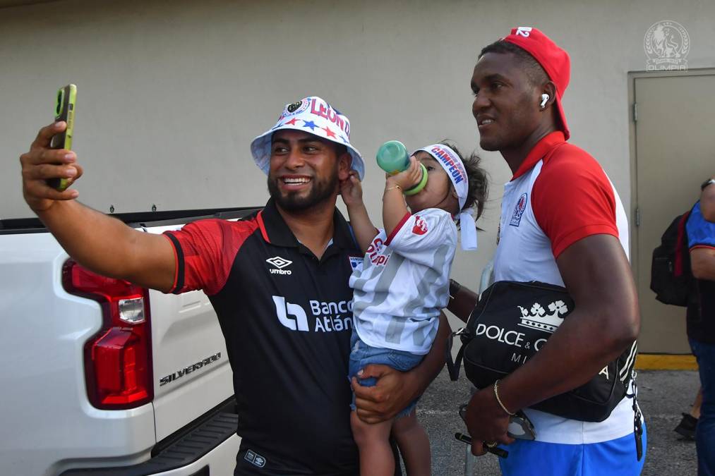 Brayan Beckeles se detuvo para tomarse una selfie con este aficionado olimpista y su pequeña hija.