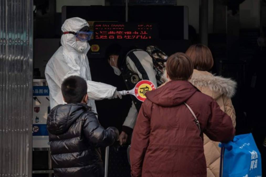 El virus se detectó por primera vez en Wuhan, una ciudad de 11 millones de habitantes y capital provincial de Hubei. Toda la provincia de Hubei está aislada del mundo. En total, 56 millones de personas están confinadas.