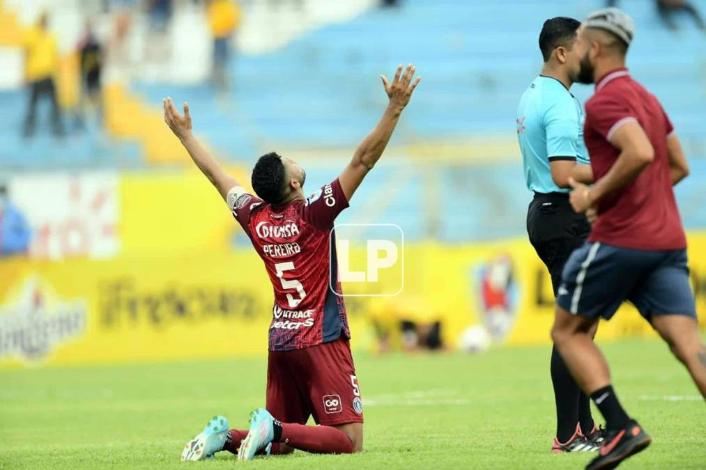 El capitán azul Marcelo Pereira agradece a Dios por la Copa 18 de Motagua.