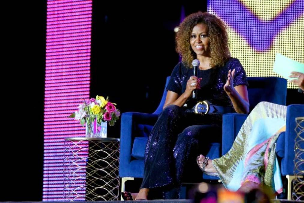 Michelle relató en su libro que cuando era primera dama se sentía obligada a alisar su cabello, la mayoría de veces con fuertes tratamientos que resultaban dañinos para su melena.