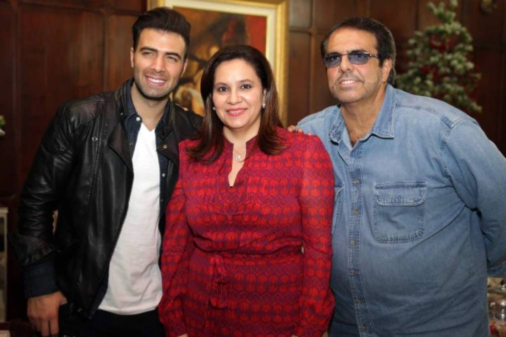 Jencarlos Canela junto a la primera dama de Honduras, Ana de Hernández. <br/><br/>