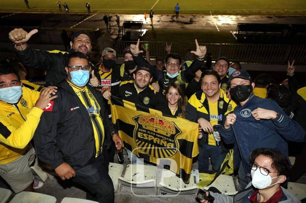 Hinchas aurinegros que llegaron al Nacional para apoyar al Real España.