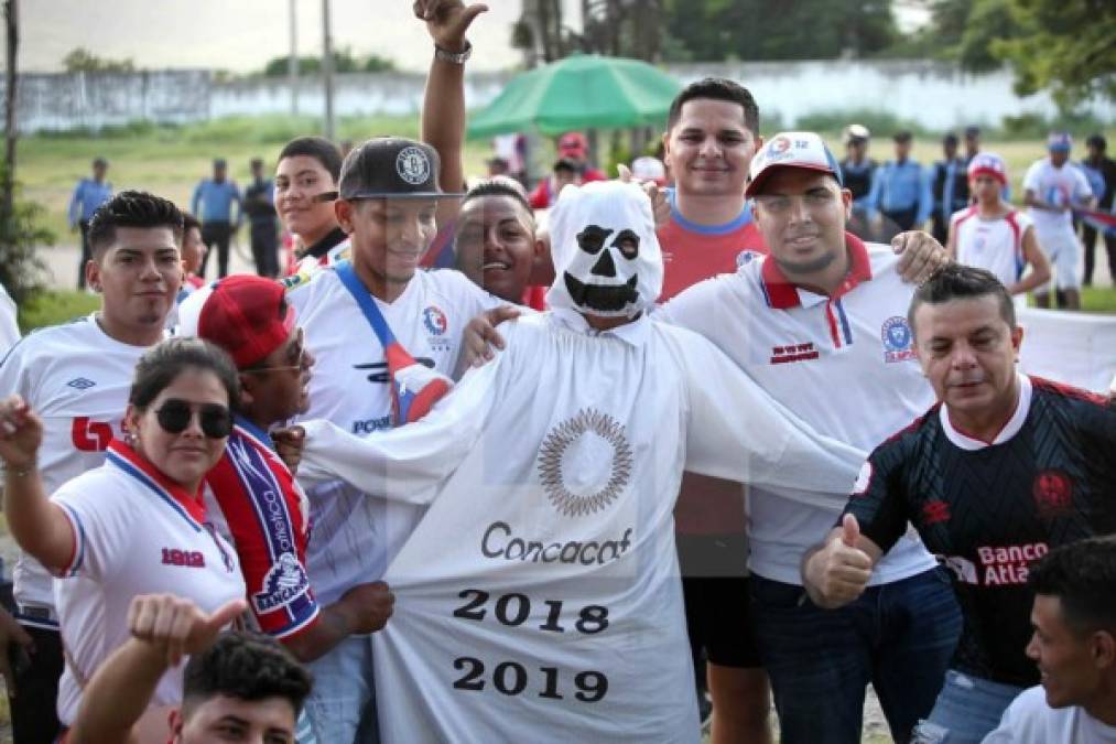 Varios aficionados posaron con el hincha que llegó disfrazado de fantasma burlándose del Motagua.