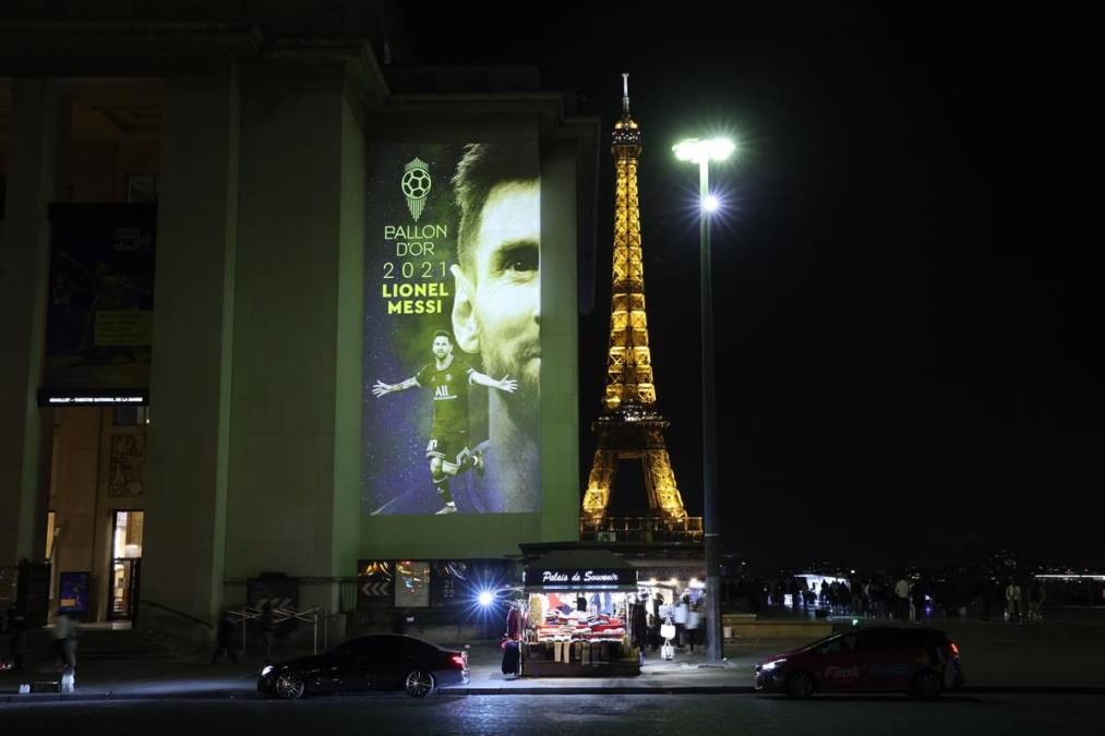 A Messi también lo sorprendieron con la iluminación de la Torre Eiffel para él.