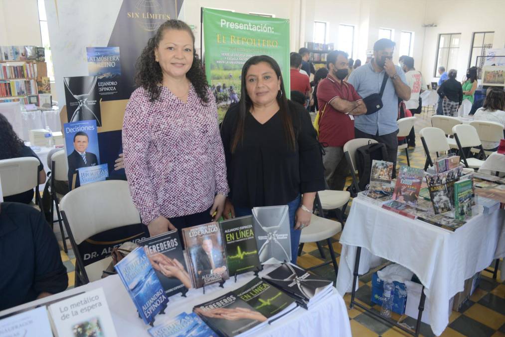 Diana López e Iris Bueso tienen a la disposición libros del distinguido doctor sampedrano Alejandro Espinoza. 