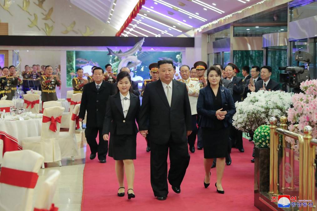 La creciente presencia de la hija de Kim en destacadas ocasiones como este 75 aniversario de la fundación del ejército norcoreano ha desatado las especulaciones sobre su intencionalidad.