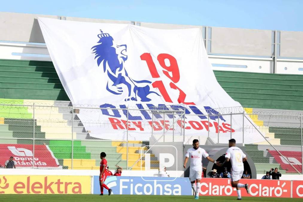 El Olimpia jugó a puertas cerradas en el estadio Carlos Miranda de Comayagua ante la Real Sociedad. Esta enorme manta estuvo en las gradas.
