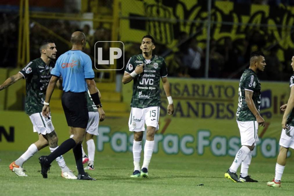 Los jugadores del Marathón reclamaron en varias ocasiones al árbitro Óscar Moncada.