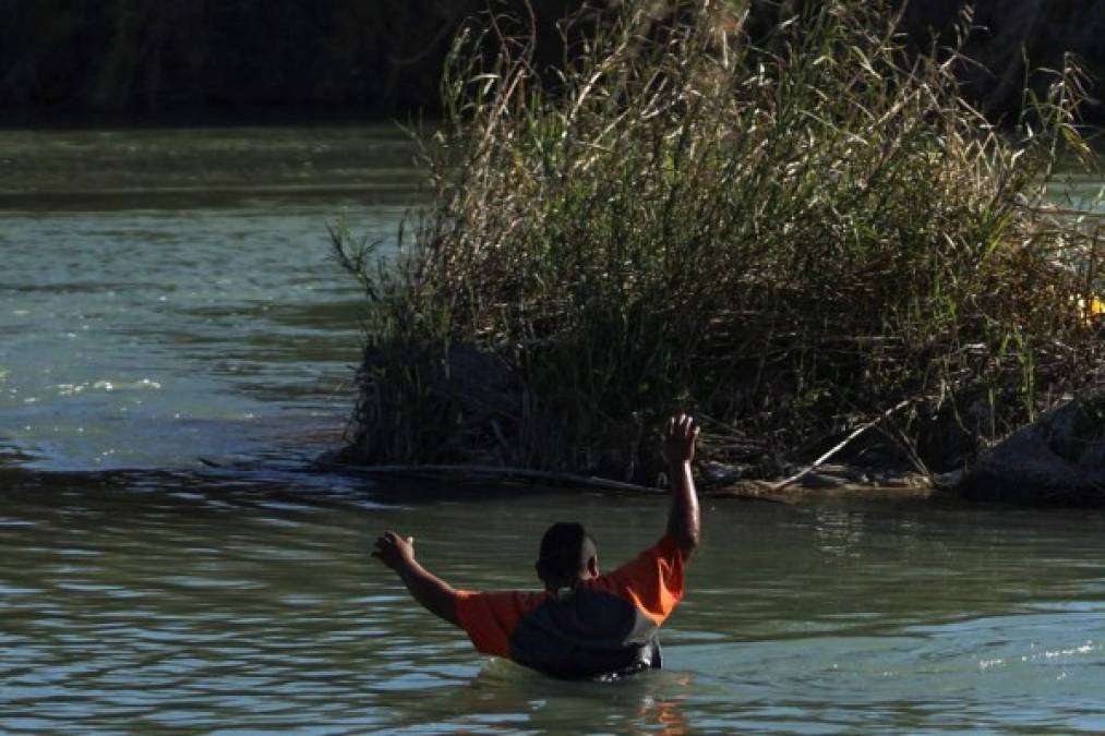 A Central American migrant tries to cross the Rio Bravo, from Piedras Negras, in Coahuila state, Mexico to the city of Eagle Pass, in Texas, US, as seen from Mexico on February 17, 2019. - Last week Trump invoked a 'national emergency' to justify tapping military and other funds for barrier construction, after Congress approved less than a fourth the $5.7 billion he had sought for border security. A White House top adviser said Sunday that the president's emergency declaration could allow 'hundreds of miles' of barriers to be built on the Mexican border before the 2020 election. (Photo by Julio Cesar AGUILAR / AFP)