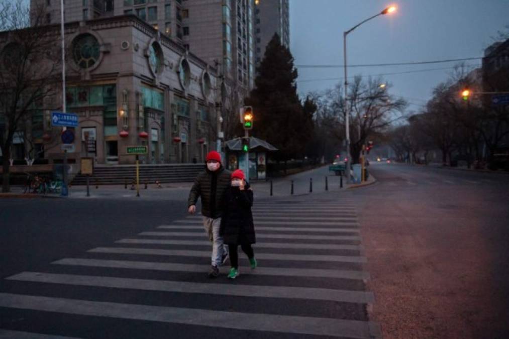 Pese a la advertencia, en las calles de Pekín aún se observa uno que otro valiente peatón.