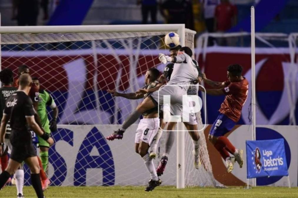 El portero del Olimpia intentó cabecear un córner, pero la defensa del Marathón despejó y luego se vinó el tercer gol de Brayan Castillo.