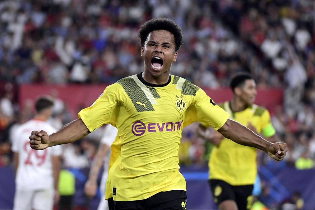 Karim Adeyemi (20 años) - Extremo derecho del Borussia Dortmund (Valor de mercado: 35 millones de euros).